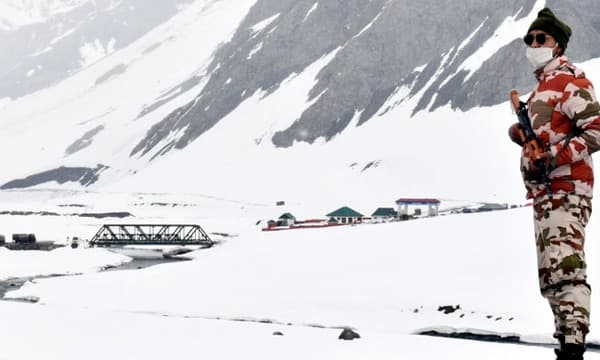 -35 ഡിഗ്രിയില്‍ പുഴകളും തടാകങ്ങളും ഐസാകും ; കുടിവെള്ളം കിട്ടാതാകും, 15000 അടി ഉയരത്തില്‍ ശ്വസിക്കാന്‍ വരെ പ്രയാസം ; ത്യാഗങ്ങള്‍ ഏറെയുണ്ടെങ്കിലും ഇന്ത്യന്‍ സൈന്യം ലഡാക്കില്‍ സജ്ജം