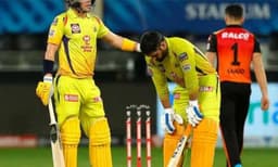 ടീമിന് വേണ്ടിയുള്ള സമ്പൂര്‍ണ്ണ സമര്‍പ്പണം ; ചൂടില്‍ തളര്‍ന്ന ധോനി, അഭിനന്ദിച്ച് കൈവിടാതെ ശ്രീശാന്ത്