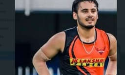 അവസാന ഓവറില്‍ ധേണിയെ പിടിച്ച്കെട്ടിയ പതിനെട്ടുകാരന്‍ ; ഇര്‍ഫാന്റെ കണ്ടെത്തലിന്‌ യൂസുഫിന്റെ അഭിനന്ദനം