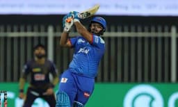 പന്ത് ഔട്ടായത് ഹെലികോപ്ടര്‍ ഷോട്ടില്‍ ; ധോനിയാവില്ലെന്ന് ആരാധകര്‍ 