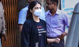 ഒരു മാസത്തോളം ജയിലില്‍: നടി റിയ ചക്രവര്‍ത്തി ജയില്‍ മോചിതയായി