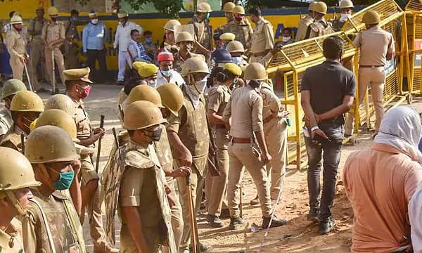 എഴുതാനും വായിക്കാനും അറിയാത്തവള്‍ എങ്ങിനെ പ്രതിയെ വിളിക്കും? ; ഹത്രാസ് കേസില്‍ 100 ഫോണ്‍കോളുകള്‍ വാദം തള്ളി ഇരയുടെ കുടുംബം