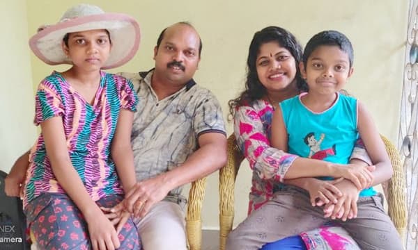 രശ്മിയും കുടുംബവും : ഭർത്താവ് അനിൽ കുമാർ ,മകൾ കൃഷ്ണപ്രീയ ,ശബരി നാഥ്