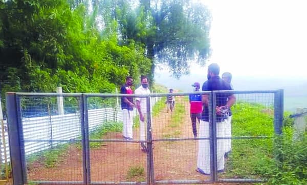 ളാഹ തോട്ടത്തിലൂടെയുള്ള തിരുവാഭരണപാത ഹാരിസണ്‍സ് കമ്പനി കൈയേറി ഇരുമ്പുഗേറ്റ് സ്ഥാപിച്ചു പൂട്ടി ; നാട്ടുകാര്‍ പൊളിച്ചുമാറ്റി, 127 കൈയേറ്റങ്ങള്‍ കൂടി ഉണ്ടെന്ന് ഹൈന്ദവ സംഘടനകള്‍