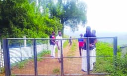 ളാഹ തോട്ടത്തിലൂടെയുള്ള തിരുവാഭരണപാത ഹാരിസണ്‍സ് കമ്പനി കൈയേറി ഇരുമ്പുഗേറ്റ് സ്ഥാപിച്ചു പൂട്ടി ; നാട്ടുകാര്‍ പൊളിച്ചുമാറ്റി, 127 കൈയേറ്റങ്ങള്‍ കൂടി ഉണ്ടെന്ന് ഹൈന്ദവ സംഘടനകള്‍