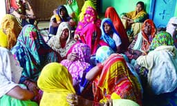 ''മുമ്പും ബലാത്സംഗശ്രമം നടത്തിയിട്ടുണ്ട്, ചെറുക്കാന്‍ ശ്രമിച്ചപ്പോള്‍ കഴുത്തു ഞെരിച്ചു''; സംഭവം വിവരിച്ച് ഹത്രാസ് പെണ്‍കുട്ടിയുടെ ​മൊഴികള്‍ 