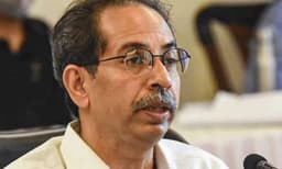 ഉദ്ധവ് താക്കറെ മതേതരവാദി ആയോയെന്ന് ഗവര്‍ണര്‍; തന്റെ മതവിശ്വാസത്തിന് സര്‍ട്ടിഫിക്കറ്റ് വേണ്ടന്ന് താക്കറെ

