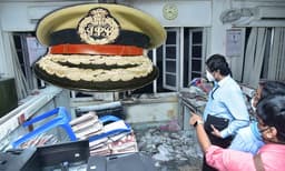 സെക്രട്ടേറിയറ്റിലെ  തീപിടിത്തം: കെമിക്കല്‍ റിപ്പോര്‍ട്ട്‌ കോടതിയിലെത്തുന്നതു തടയാന്‍ ഉന്നതതല നീക്കം? പോലീസിന്റെ തലവേദന മാറ്റാന്‍ ഫോറന്‍സിക്‌ തലപ്പത്ത്‌ ഐ.പി.എസുകാരനെത്തുന്നു