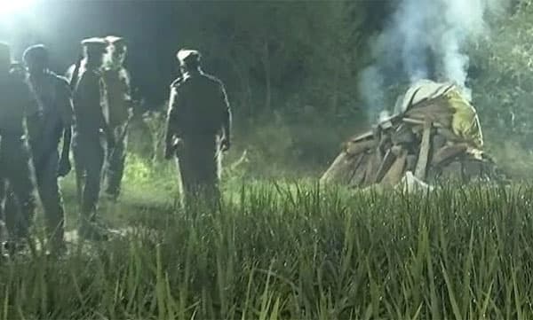 ഹത്രാസ് പെണ്‍കുട്ടി ബലാത്സംഗത്തിന് ഇരയായിട്ടില്ലെന്ന പോലീസ് വാദം തിരുത്തിയ രണ്ട് ഡോക്ടര്‍മാരെ ജോലിയില്‍ നിന്ന് നീക്കി
