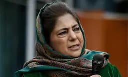 വേറൊരു പതാക കശ്മീരില്‍ സമ്മതിക്കില്ല ; പാകിസ്താനിക്കോ ചൈനയിലേക്കോ പോകാം ; പിഡിപി നേതാവ് മെഹ്ബൂബാ മുഫ്ത്തിക്കെതിരേ ബിജെപി