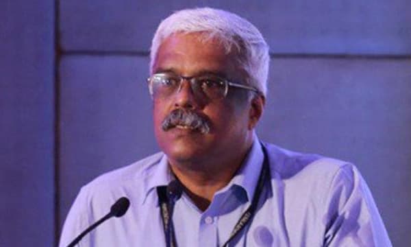 മാധ്യമങ്ങളില്‍നിന്നു രക്ഷപ്പെടാന്‍ കേരളം വിട്ടോളാന്‍ ചാര്‍ട്ടേഡ് അക്കൗണ്ടന്റിനോടു ശിവശങ്കര്‍ ; ഇരുവരു തമ്മിലുള്ള വാട്ട്‌സ്ആപ്പ് ചാറ്റുകളും പുറത്ത് ; സന്ദേശങ്ങള്‍ സ്വപ്‌ന അറസ്റ്റിലായതിന് പിന്നാലെ