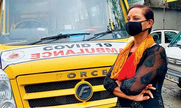 18 വര്‍ഷമായി ഓടിച്ചിരുന്നത് സ്വന്തം സ്‌കൂള്‍ബസ് ; മുംബൈയിലെ 55 കാരി നീലം ഇപ്പോള്‍ കോവിഡ് രോഗികളെ കയറ്റിയിറക്കുന്നു