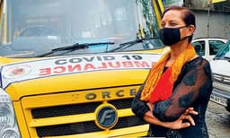 18 വര്‍ഷമായി ഓടിച്ചിരുന്നത് സ്വന്തം സ്‌കൂള്‍ബസ് ; മുംബൈയിലെ 55 കാരി നീലം ഇപ്പോള്‍ കോവിഡ് രോഗികളെ കയറ്റിയിറക്കുന്നു