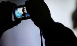 ഹണി ട്രാപ്പില്‍ കുടുക്കി റൂമിലെത്തിച്ച് നഗ്‌നനാക്കി ഫോട്ടോയെടുത്തു...; ഒടുവില്‍ കുടുങ്ങി