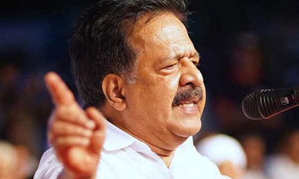  ഐഫോണുകളില്‍ കാണാതായ ഒരെണ്ണം എവിടെയുണ്ടെന്ന് തനിക്കറിയാം ; പക്ഷേ പറയുന്നില്ലെന്ന് രമേശ് ചെന്നിത്തല