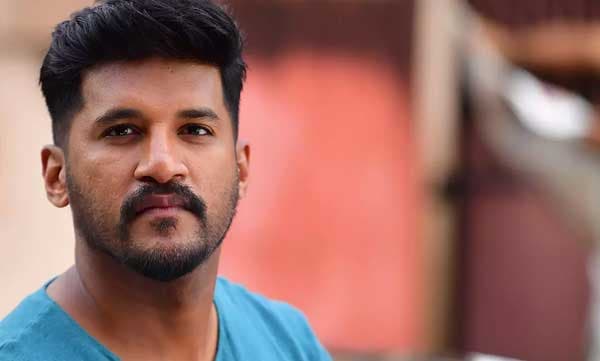 അച്ഛന്റെ മേല്‍വിലാസത്തില്‍ മാത്രം ഉയര്‍ന്നു വന്ന വിജയ് യേശുദാസ് ഇങ്ങനെ അഹങ്കരിക്കരുത്; ശാന്തിവിള ദിനേശ് പറയുന്നു