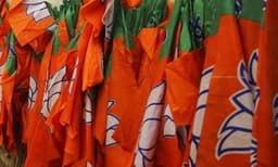 തമിഴ്‌നാട്ടിലെ ഹിന്ദുക്കളെ ലക്ഷ്യമിട്ട് ബിജെപി ; മുരുകഭക്തന്മാരെ പിടിക്കാന്‍ വേല്‍ യാത്ര, എംജിആറിനെ എടുക്കേണ്ടെന്ന് എഐഎഡിഎംകെ