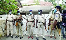 അനൂപിന്റെ എ.ടി.എം. കാര്‍ഡ് എവിടെനിന്ന് ? ഇ.ഡി. കൊണ്ടുവന്നതെന്ന് ബിനിഷീന്റെ കുടുംബം ; രേഖയില്‍ ഒപ്പിടില്ലെന്ന് ബിനീഷിന്റെ ഭാര്യ