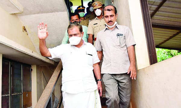 കമറുദ്ദീനും പിവി അന്‍വറിനും രണ്ടു നീതി? സാമ്പത്തീക തട്ടിപ്പില്‍ പ്രതി ലീഗ് എംഎല്‍എ ആയപ്പോള്‍ അറസ്റ്റ് ; 50 ലക്ഷം തട്ടിയ കേസില്‍ പ്രതിയായ ഇടതു എംഎല്‍എയ്ക്ക് മൂന്ന് വര്‍ഷമായിട്ടും ഒരു കുഴപ്പവും ഇല്ല 