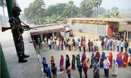 മെഷീനിലെ വോട്ടുകള്‍ എണ്ണാന്‍ തുടങ്ങിയതോടെ ലീഡ് മാറി മറിഞ്ഞു; പിഴവ് പറ്റുന്ന എക്‌സിറ്റ് പോളുകളും  കറുത്ത കുതിരകളായി ബിജെപിയും ; പ്രവചനങ്ങള്‍ അട്ടിമറിച്ച് ഭരണം നില നിര്‍ത്താന്‍ എന്‍ഡിഎ 