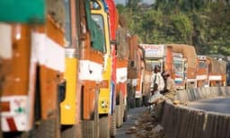 വാളയാറില്‍ ലോറിയില്‍ കടത്താൻ ശ്രമിച്ച  സ്‌ഫോടക വസ്തുക്കളുമായി രണ്ടുപേര്‍ പിടിയിൽ 