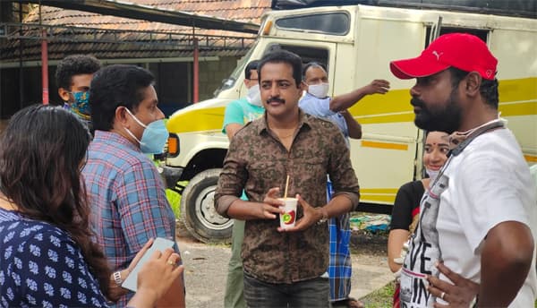 സൂപ്പര്‍ഹിറ്റ് സംവിധായകന്റെ അമ്മയ്ക്ക് ഏറെ ഇഷ്ടം ഈ നായകനോട്; കിഷോര്‍ സത്യ ഫാനായ ജീത്തു ജോസഫിന്റെ മാതാവ്