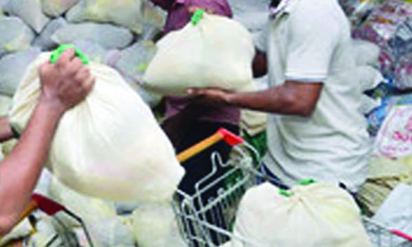 സര്‍ക്കാരിന്റെ ഭക്ഷ്യക്കിറ്റ് വിതരണം ചാകരയായത് സെപ്ലെകോയിലെ സിന്‍ഡിക്കേറ്റ് ഗ്രൂപ്പിന്; തുണിയിടപാടില്‍ 30 കോടിയോളം തട്ടിപ്പ് നടത്തി ; കിറ്റിലേക്കുള്ള സാധനങ്ങള്‍ എത്തിച്ചവകയിലും കോടികള്‍ പോക്കറ്റിലാക്കി 