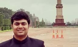 നിര്‍ധന വിദ്യാര്‍ത്ഥികള്‍ക്കായി ക്രൗഡ് ഫണ്ടിങ് ആരംഭിച്ച് ഐഎഎസുകാരന്‍