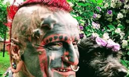 ശരീരം മുഴുവന്‍ ടാറ്റൂ...; തൃപ്തിയാകാതെ തലയിലെ ടിഷ്യൂ നീക്കി തലയോട്ടിയിലും ടാറ്റൂ പതിച്ച് യുവാവ്‌