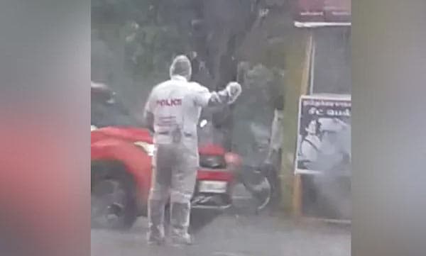 കനത്ത മഴയില്‍ കുതിര്‍ന്ന് നാലു മണിക്കൂറോളം  ട്രാഫിക് നിയന്ത്രിച്ച് പോലീസുകാരന്‍: ആ 'ത്യാഗ'ത്തിന് പിന്നാലെ സര്‍പ്രൈസ്!