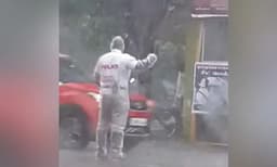 കനത്ത മഴയില്‍ കുതിര്‍ന്ന് നാലു മണിക്കൂറോളം  ട്രാഫിക് നിയന്ത്രിച്ച് പോലീസുകാരന്‍: ആ 'ത്യാഗ'ത്തിന് പിന്നാലെ സര്‍പ്രൈസ്!