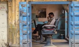 താഴ്ന്ന ജാതിക്കാരുടെ മുടിവെട്ടിയതിന് ബാര്‍ബര്‍ക്കും കുടുംബത്തിനും ഊരുവിലക്ക് ; അവര്‍ണ്ണര്‍ക്ക് നിരക്ക് വര്‍ദ്ധിപ്പിക്കാന്‍ പറഞ്ഞിട്ട് അനുസരിച്ചില്ല
