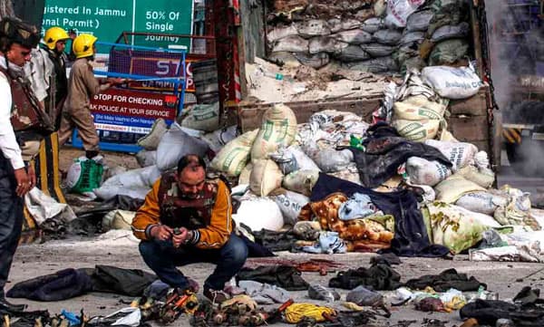 ജമ്മുവിലേയ്ക്ക് പാക് ഭീകരര്‍ എത്തിയത് ട്രക്കില്‍; സുരക്ഷാസേന തടഞ്ഞതോടെ ഡ്രൈവര്‍ ഇറങ്ങിയോടി