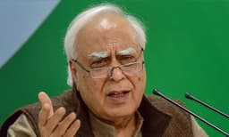 ബിജെപിയോട് ഏറ്റുമുട്ടാന്‍ കോണ്‍ഗ്രസിന് ശേഷിയില്ല ; സോണിയാഗാന്ധി മാറണം ; തുറന്നടിച്ച് കപില്‍സിബല്‍