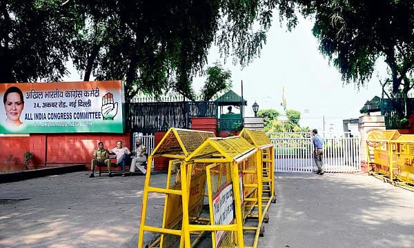 അക്ബര്‍ റോഡിലെ ഹെഡ് ക്വാര്‍ട്ടേഴ്‌സില്‍ വന്നത് കണക്കില്‍പെടാത്ത 106 കോടി ; കോണ്‍ഗ്രസിനെതിരേ ഇന്‍കംടാക്‌സ് അന്വേഷണം