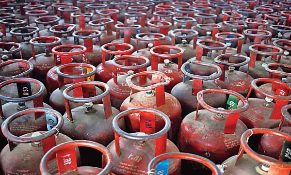 ബിപിസിഎല്ലിന്റെ സ്വകാര്യവത്കരണം ; ഭാരത് ഗ്യാസിന്റെ എല്‍പിജി ഉപഭോക്താക്കളെ മറ്റുകമ്പനികളിലേയ്ക്ക് മാറ്റുന്നു 