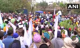 കര്‍ഷകരുടെ ഡല്‍ഹി ചലോ മാര്‍ച്ച്; യോഗേന്ദ്ര യാദവിനെ പോലീസ് കസ്റ്റഡിയില്‍ എടുത്തു
