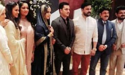 നാദിര്‍ഷയുടെ മകളുടെ വിവാഹ നിശ്ചയത്തില്‍ തിളങ്ങി ദിലീപും കുടുംബവും; മീനാക്ഷിയെ ചേര്‍ത്തു പിടിച്ച് കാവ്യ, വീഡിയോ