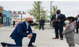 ജോ ബൈഡന്‍ മുട്ടുകുത്തുന്നത് ജോര്‍ജ്ജ് ഫളോയിഡിന്റെ മകളുടെ മുന്നിലോ? ഇതാണ് സത്യാവസ്ഥ!