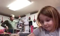 ഓണ്‍ലൈന്‍ ക്ലാസിനിടെ ശല്യപ്പെടുത്തിയ അച്ഛനെ വൈറലാക്കി ഒന്നാം ക്ലാസുകാരി