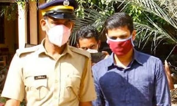 ഉത്രയെ കൊന്നത് മന്ദബുദ്ധിയായതു കൊണ്ടാണെന്ന് കൊലപാതകത്തിനു ശേഷം സൂരജ് പറഞ്ഞു; സാമ്പത്തിക ബുദ്ധിമുട്ടുകൊണ്ടാണ് പാമ്പിനെ വിറ്റത് നിര്‍ണായക വെളിപ്പെടുത്തലുമായി പാമ്പു പിടുത്തക്കാരന്‍ 