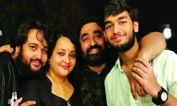 എം. ജയചന്ദ്രന്‍ ഭാര്യ പ്രിയ മക്കളായ നന്ദഗോപാല്‍ കാര്‍ത്തിക്