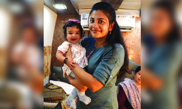 മാലാഖപോലെ മകളേ നീ...