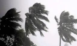 ബുറേവി ഇന്ത്യന്‍ തീരത്തിന് 120 കിലോമീറ്റര്‍ അടുത്തെത്തി ; ഇന്ന് തമിഴ്‌നാട് തൊടും, വന്‍ മുന്നൊരുക്കങ്ങള്‍, 12 വിമാനങ്ങള്‍ റദ്ദാക്കി...!! 