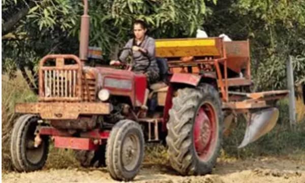 സമരം എന്ന് തീരുമെന്നറിയാതെ കര്‍ഷകര്‍ ഡല്‍ഹിതെരുവുകളില്‍; സീസണ്‍ കളയാതെ കൃഷിയിറക്കാന്‍ മണ്ണില്‍ പണിത് വീട്ടിലെ പെണ്ണുങ്ങള്‍ 