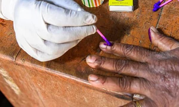 സ്ഥാനാര്‍ഥി ബിന്ദു ചെയ്തത് വേറൊരു ബൂത്തില്‍ മറ്റൊരു ബിന്ദുവിന്റെ വോട്ട് ; അബദ്ധമെന്ന് യു.ഡി.എഫ്, കള്ളവോട്ടെന്ന് എല്‍.ഡി.എഫ്. ; വോട്ട് പോയ ബിന്ദുവിന് ടെന്‍ഡര്‍ വോട്ട് നല്‍കി പ്രശ്‌നം  പരിഹരിച്ചു