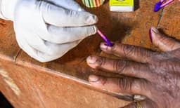 സ്ഥാനാര്‍ഥി ബിന്ദു ചെയ്തത് വേറൊരു ബൂത്തില്‍ മറ്റൊരു ബിന്ദുവിന്റെ വോട്ട് ; അബദ്ധമെന്ന് യു.ഡി.എഫ്, കള്ളവോട്ടെന്ന് എല്‍.ഡി.എഫ്. ; വോട്ട് പോയ ബിന്ദുവിന് ടെന്‍ഡര്‍ വോട്ട് നല്‍കി പ്രശ്‌നം  പരിഹരിച്ചു