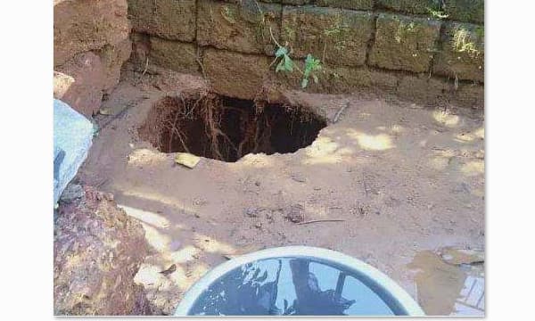 തുണിയലക്കിക്കൊണ്ടിരിക്കെ വീട്ടമ്മ നിന്നിരുന്ന സ്ഥലം ഇടിഞ്ഞു ഭൂമിക്കടിയിലേക്ക് താണുപോയി ; തുങ്കത്തിലൂടെ പോയി പൊങ്ങിയത് പത്തു മീറ്റര്‍ ദൂരെയുള്ള അയല്‍വാസിയുടെ വീട്ടിലെ കിണറ്റില്‍ 
