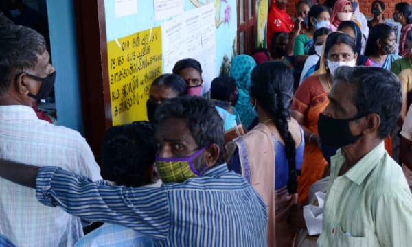 തദ്ദേശ തെരഞ്ഞെടുപ്പില്‍ വോട്ടെടുപ്പ് പൂര്‍ത്തിയായി ; നാലു ജില്ലകളിലും ജനം ഒഴൂകിയെത്തി, 77 ശതമാനം പോളിംഗ് 