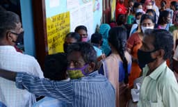 തദ്ദേശ തെരഞ്ഞെടുപ്പില്‍ വോട്ടെടുപ്പ് പൂര്‍ത്തിയായി ; നാലു ജില്ലകളിലും ജനം ഒഴൂകിയെത്തി, 77 ശതമാനം പോളിംഗ് 